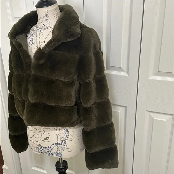 Belle Fare Faux Fur Olive Cropped Jacket - Picture 4 of 16
